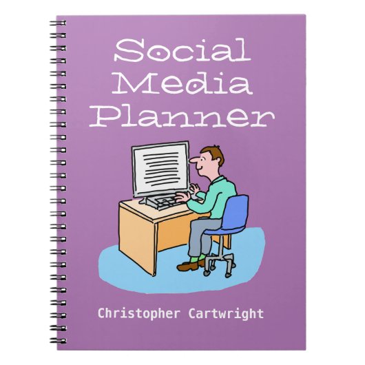 Man dat aan Sociale Media bij een computer werkt. Notitieboek (Voorkant)