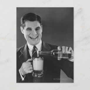 Man dat bier van fles naar pitcher (B&W) giet; Briefkaart