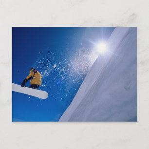 Man dat door de lucht vliegt op een snowboard met briefkaart
