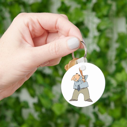 Man dat een honkbalbad-Sleutelhanger houdt Sleutelhanger
