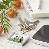 Man dat gitaar speelt met een vrouw naast haar sleutelhanger (Zijkant)