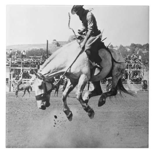 Man dat het springpaard in rodeo rijdt tegeltje (Voorkant)