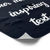 Man dat in de woestijn naar de volle maan loopt poster (Hoek)