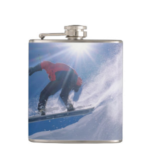 Man dat van een groot hoorntje springt op een snow heupfles