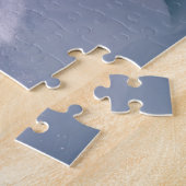 Man dat van een groot hoorntje springt op een snow legpuzzel (Zijkant)
