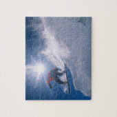 Man dat van een groot hoorntje springt op een snow legpuzzel (Verticaal)