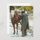 Man dat zadels op het paard zet briefkaart (Voorkant / Achterkant)