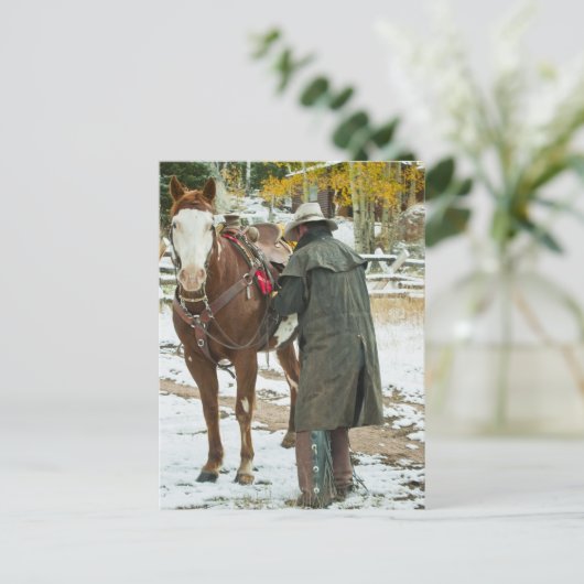 Man dat zadels op het paard zet briefkaart (Staand voorkant)