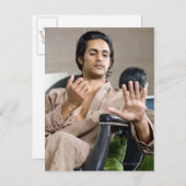 Man dat zijn manicure bewondert briefkaart (Voorkant / Achterkant)