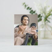 Man dat zijn manicure bewondert briefkaart (Staand voorkant)