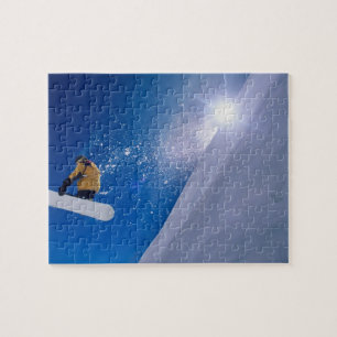 Man die door de lucht vliegt op een snowboard met legpuzzel