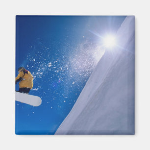 Man die door de lucht vliegt op een snowboard met magneet