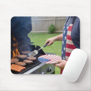 Man die hamburgers en hotdogs grilt muismat