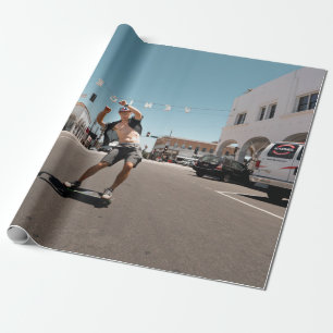 Man die skateboard speelt cadeaupapier