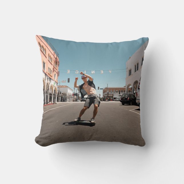 Man die skateboard speelt kussen (Voorkant)