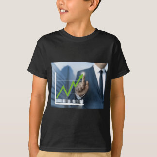 Man die touchscreen-concept voor aandelenkoers too t-shirt