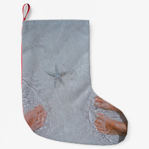 Man en vrouw aan de kust van de nabijgelegen zeest kleine kerstsok