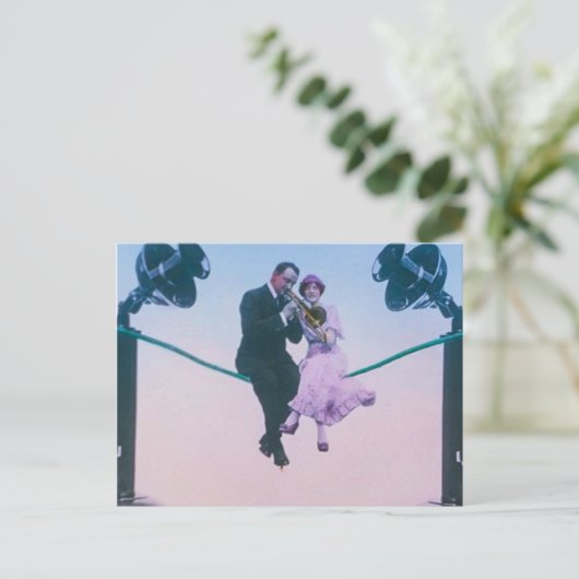 Man en vrouw zitten op de telefoon 1900 briefkaart (Staand voorkant)