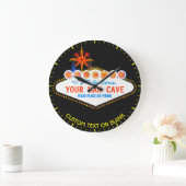 Man geeft uw merkwaardige gebarentaal een aangepas grote klok (Huis)