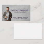 Man glimlacht en houdt glas wijn vast visitekaartje (Voorkant / Achterkant)