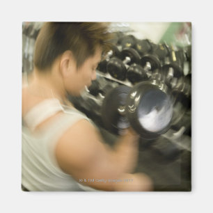 Man-hefdumbbels in gym, uitzicht met hoge hoek; magneet