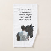 Man Holding Paard Licht met Quote Handdoek (Handdoek)