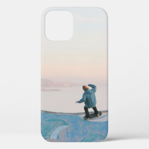 Man in blauw skateboarden tegen de muur op het str iPhone 12 hoesje
