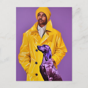 Man in een gele regenjas met een paarse hond briefkaart