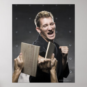 man in een zwarte karate gi die vechtsport beoefen poster