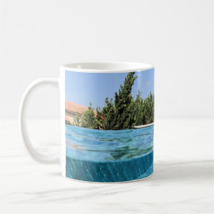 Man in zwembad 's ochtends koffiemok