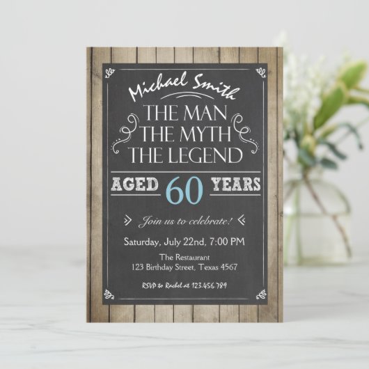 Man Invitation d'anniversaire Chalkboard Rustique  (Debout devant)