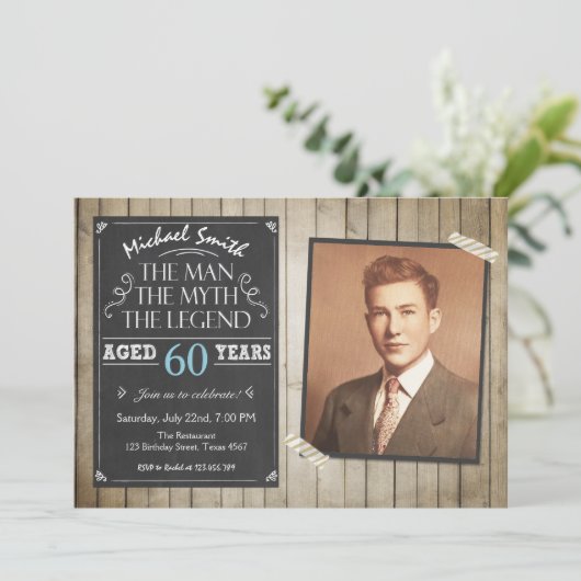 Man Invitation d'anniversaire Chalkboard Rustique (Debout devant)