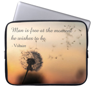 Man is vrij Voltaire citaat Paardenbloem Laptop Sleeve