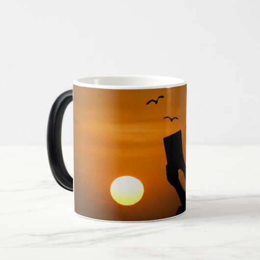 Man lezen boek Relax Alone Natuur Zonsondergang Magische Mok (Voorkant links)