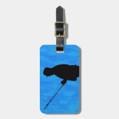 Man met abstracte blauwe achtergrond bagagelabel (Voorkant verticaal)