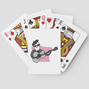 Man met baret die akoestische gitaar speelt pokerkaarten