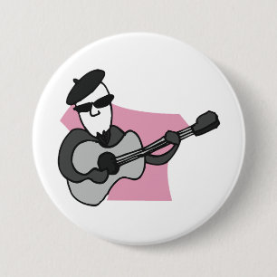 Man met baret die akoestische gitaar speelt ronde button 7,6 cm
