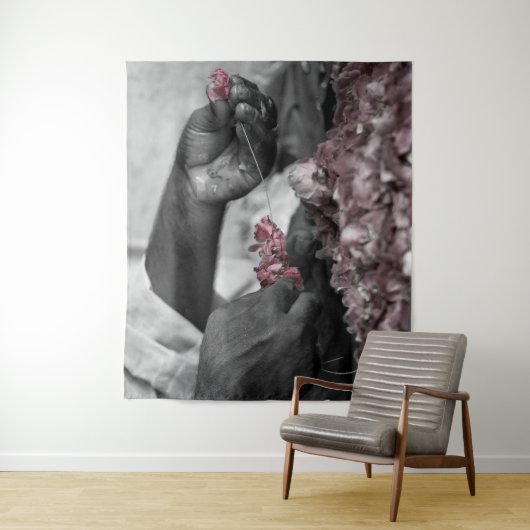 Man met bloemen wandkleed (In situ)