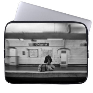 Man met boodschappentassen in de metro (Chatelet) Laptop Sleeve