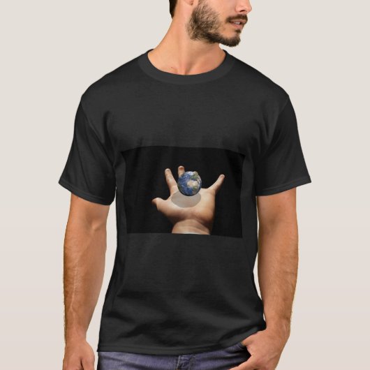 Man met Earth artwork T-shirt (Voorkant)