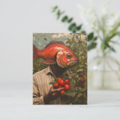 Man met een vis voor een hoofd in een tomatentuin briefkaart (Staand voorkant)