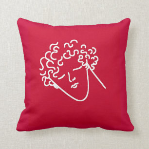 man met krullend haar rood kussen