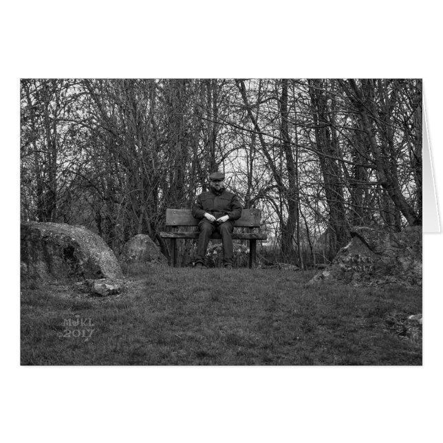 Man met platte Pet op bankpas. (Voorkant Horizontaal)