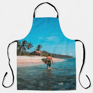 Man met surf in waterlichaam schort
