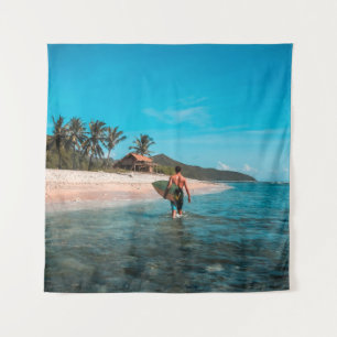 Man met surf in waterlichaam wandkleed