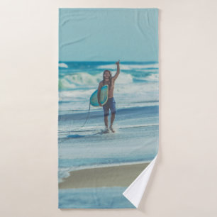 Man met surfplank op het strand badhanddoek