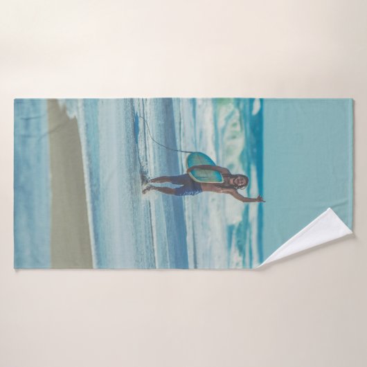 Man met surfplank op het strand badhanddoek (Badhanddoek)