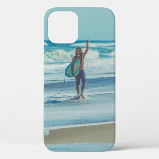 Man met surfplank op het strand Case-Mate iPhone case (Achterkant)