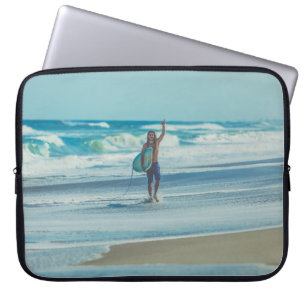 Man met surfplank op het strand laptop sleeve