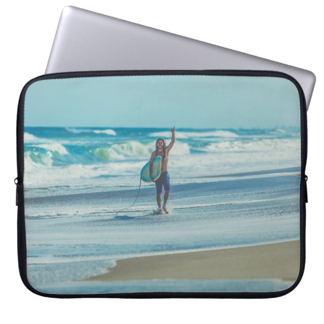 Man met surfplank op het strand laptop sleeve (Voorkant)